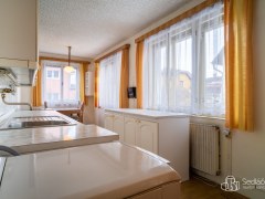 Rodinný dům s garáží a zahradou v Sokolově, Slévárenská – fotografie 7