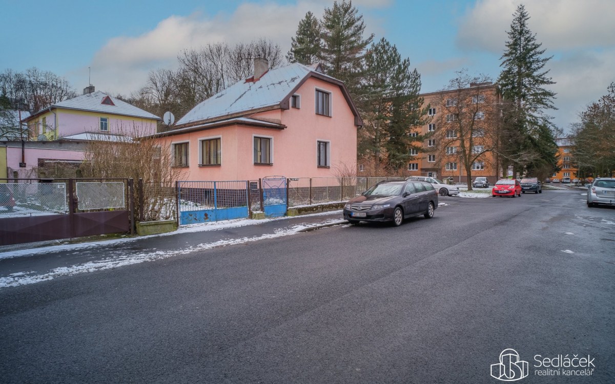 Rodinný dům s garáží a zahradou v Sokolově, Slévárenská – fotografie 1