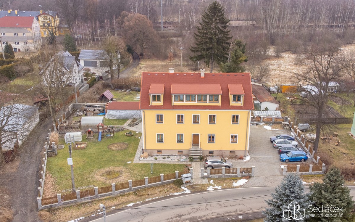 Byt 6+kk, se zahradou s pergolou a parkovacím stáním. – fotografie 1