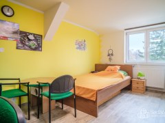 Byt 6+kk, se zahradou s pergolou a parkovacím stáním. – fotografie 15