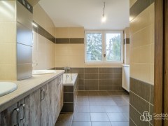 Byt 6+kk, se zahradou s pergolou a parkovacím stáním. – fotografie 24