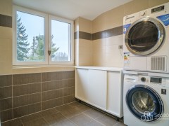 Byt 6+kk, se zahradou s pergolou a parkovacím stáním. – fotografie 26