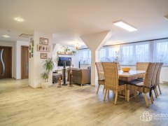 Byt 6+kk, se zahradou s pergolou a parkovacím stáním. – fotografie 6