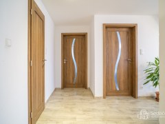 Byt 6+kk, se zahradou s pergolou a parkovacím stáním. – fotografie 7