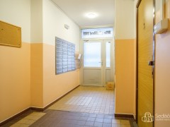 Garsoniera  s vybavenim po rekonstrukci. – fotografie 9