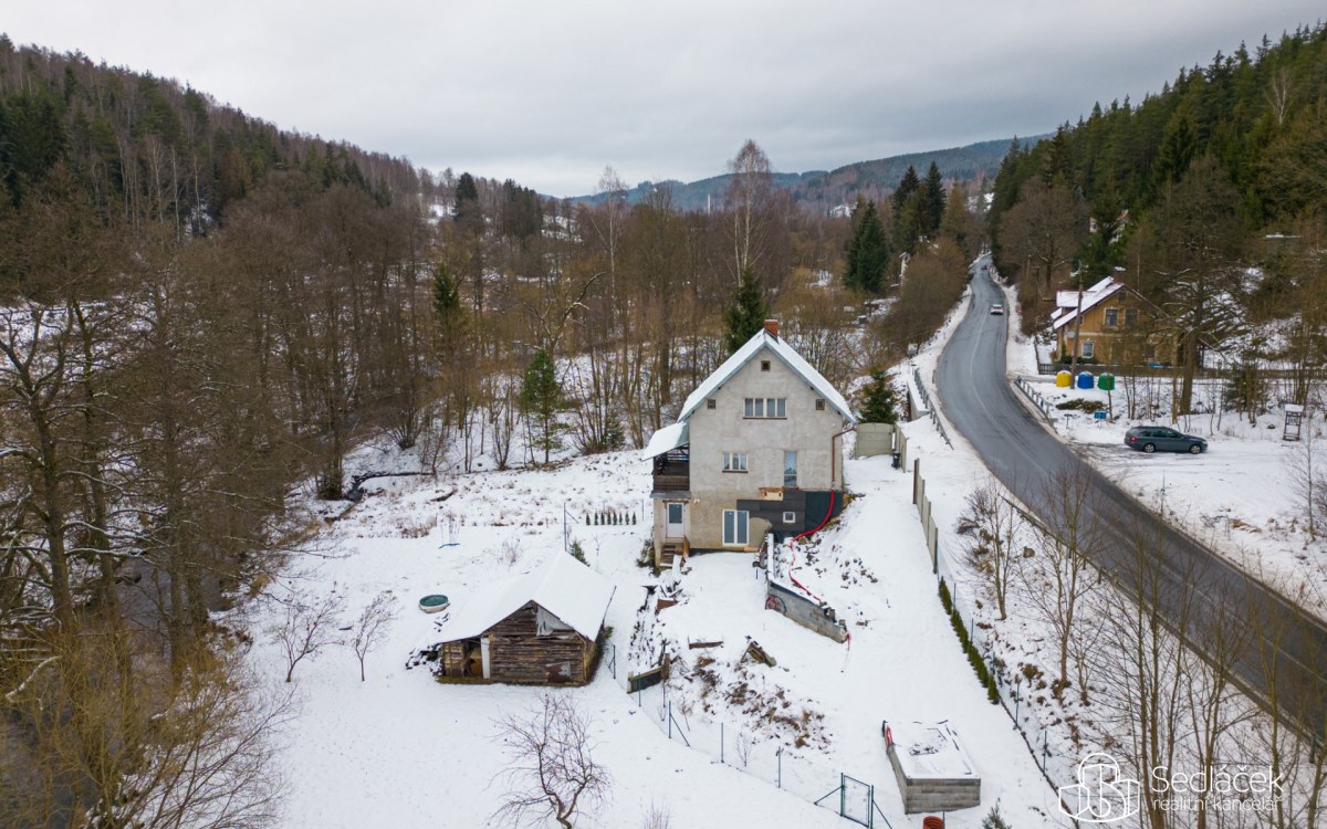 Rodinný dům v Kraslicích po částečné rekonstrukci, s velikým pozemkem – fotografie 1