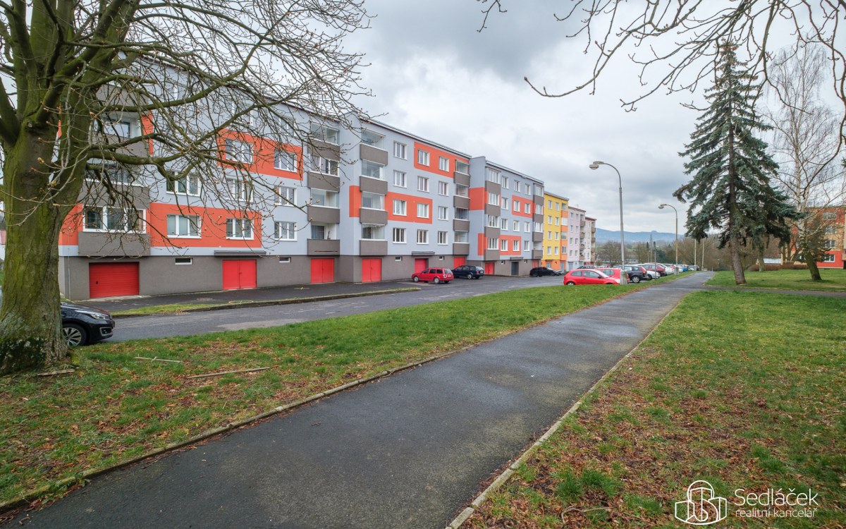 Byt 2+1 s balkonem v Sokolově, ul. Závodu míru – fotografie 1