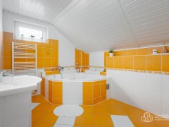 Rodinný dům s garáží a venkovním bazénem v Chodově. – fotografie 14