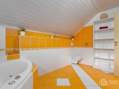 Rodinný dům s garáží a venkovním bazénem v Chodově. – fotografie 15