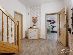 Rodinný dům s garáží a venkovním bazénem v Chodově. – fotografie 10