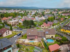 Rodinný dům s garáží a venkovním bazénem v Chodově. – fotografie 24