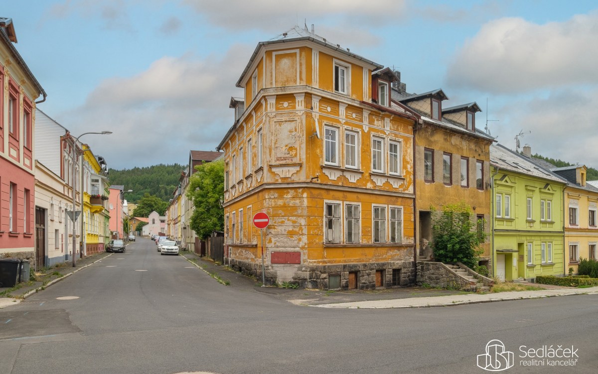 Byt 2+1 v cihlovém domě v Nejdku, ul. Smetanová – fotografie 1