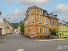 Byt 2+1 v cihlovém domě v Nejdku, ul. Smetanová – fotografie 1