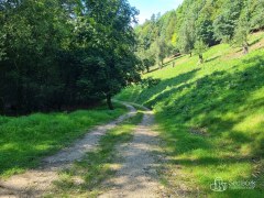 Svažitý pozemek nabízíjící realizaci stavby s výhledem na  zalesněné svahy! – fotografie 6