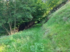 Svažitý pozemek nabízíjící realizaci stavby s výhledem na  zalesněné svahy! – fotografie 9