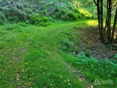 Svažitý pozemek nabízíjící realizaci stavby s výhledem na  zalesněné svahy! – fotografie 7