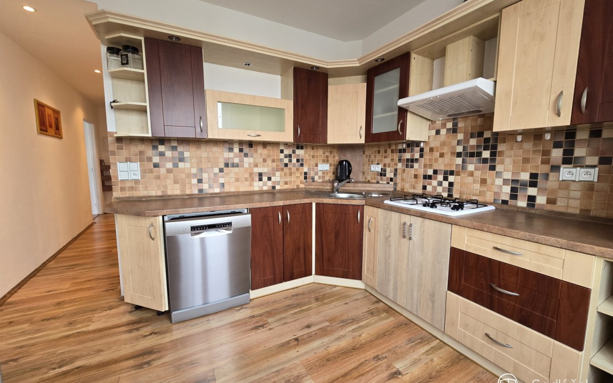 Kompletně vybavený byt 2+1 s balkonem v Sokolově. – fotografie 1