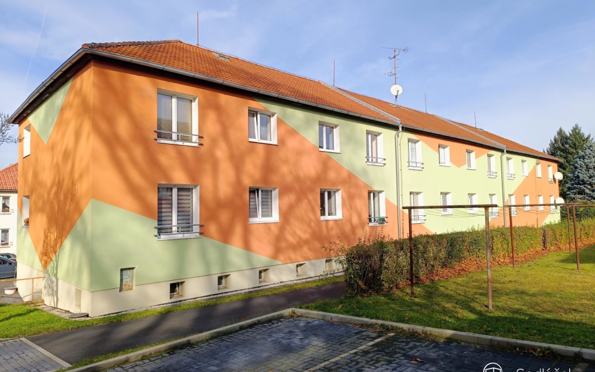 Byt 2+1 Královské Poříčí, Na sídlišti – fotografie 1