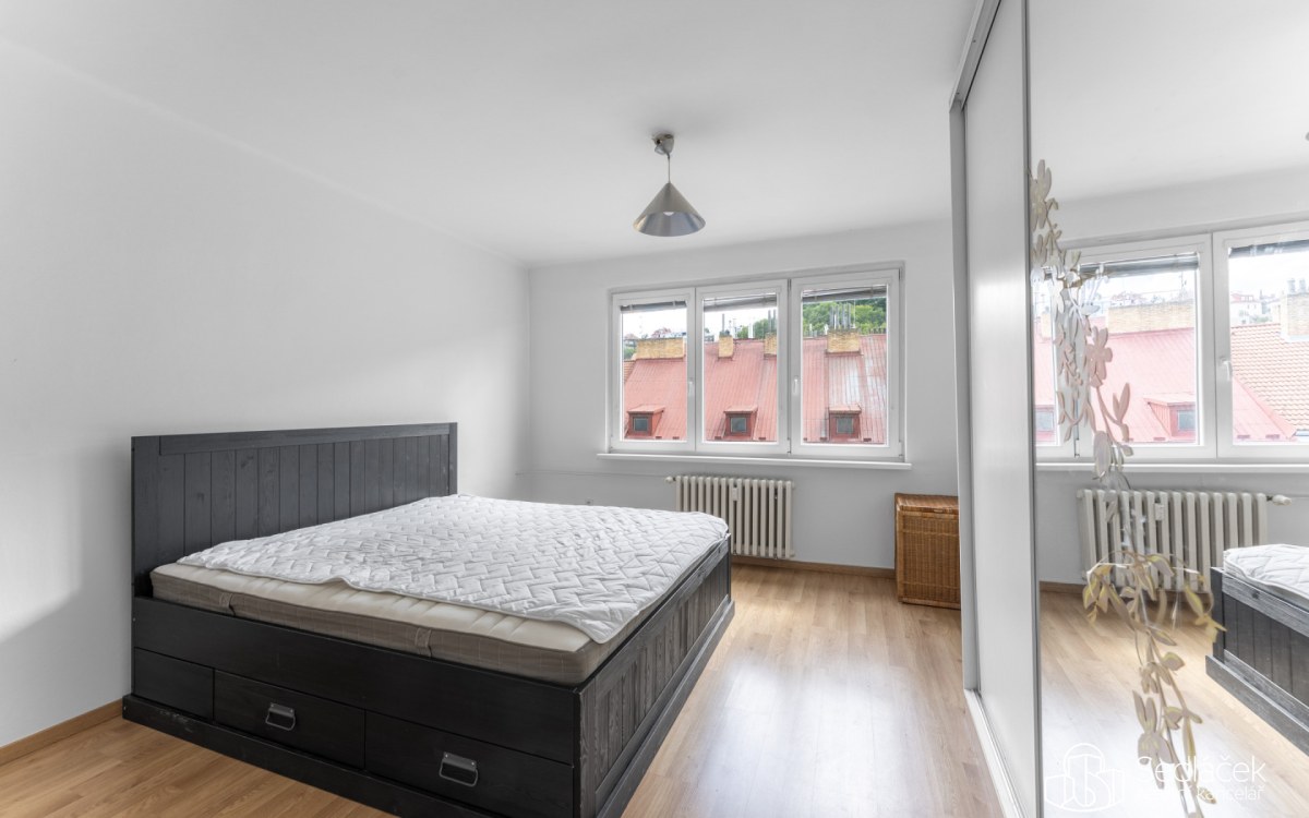 Prodej bytu 2+1 s garáží, Praha 5 – Smíchov – fotografie 1