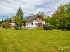 Rodinná vila s velkorysou dispozicí, garáží na tři auta  a pozemkem 4 069 m² – Loket – fotografie 2
