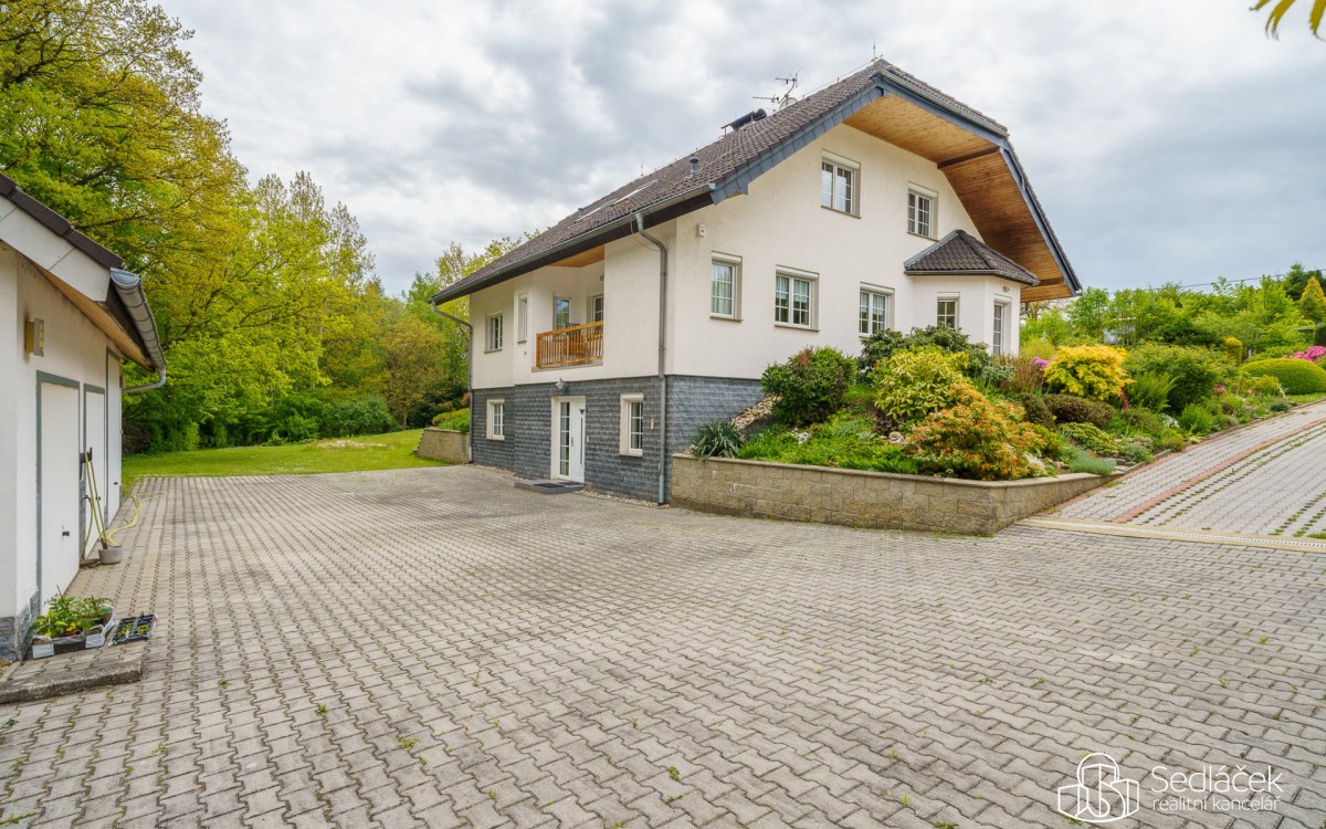 Rodinná vila s velkorysou dispozicí, garáží na tři auta  a pozemkem 4 069 m² – Loket – fotografie 1