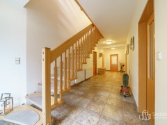 Rodinná vila s velkorysou dispozicí, garáží na tři auta  a pozemkem 4 069 m² – Loket – fotografie 6