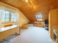 Rodinná vila s velkorysou dispozicí, garáží na tři auta  a pozemkem 4 069 m² – Loket – fotografie 18