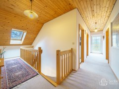 Rodinná vila s velkorysou dispozicí, garáží na tři auta  a pozemkem 4 069 m² – Loket – fotografie 16