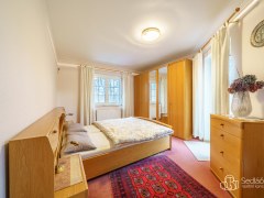 Rodinná vila s velkorysou dispozicí, garáží na tři auta  a pozemkem 4 069 m² – Loket – fotografie 11