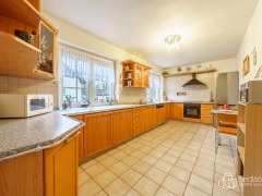 Rodinná vila s velkorysou dispozicí, garáží na tři auta  a pozemkem 4 069 m² – Loket – fotografie 8