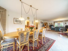 Rodinná vila s velkorysou dispozicí, garáží na tři auta  a pozemkem 4 069 m² – Loket – fotografie 5