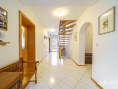 Rodinná vila s velkorysou dispozicí, garáží na tři auta  a pozemkem 4 069 m² – Loket – fotografie 13