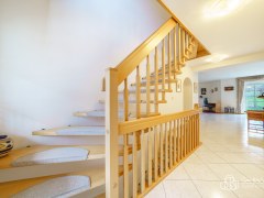 Rodinná vila s velkorysou dispozicí, garáží na tři auta  a pozemkem 4 069 m² – Loket – fotografie 14