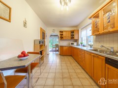 Rodinná vila s velkorysou dispozicí, garáží na tři auta  a pozemkem 4 069 m² – Loket – fotografie 9