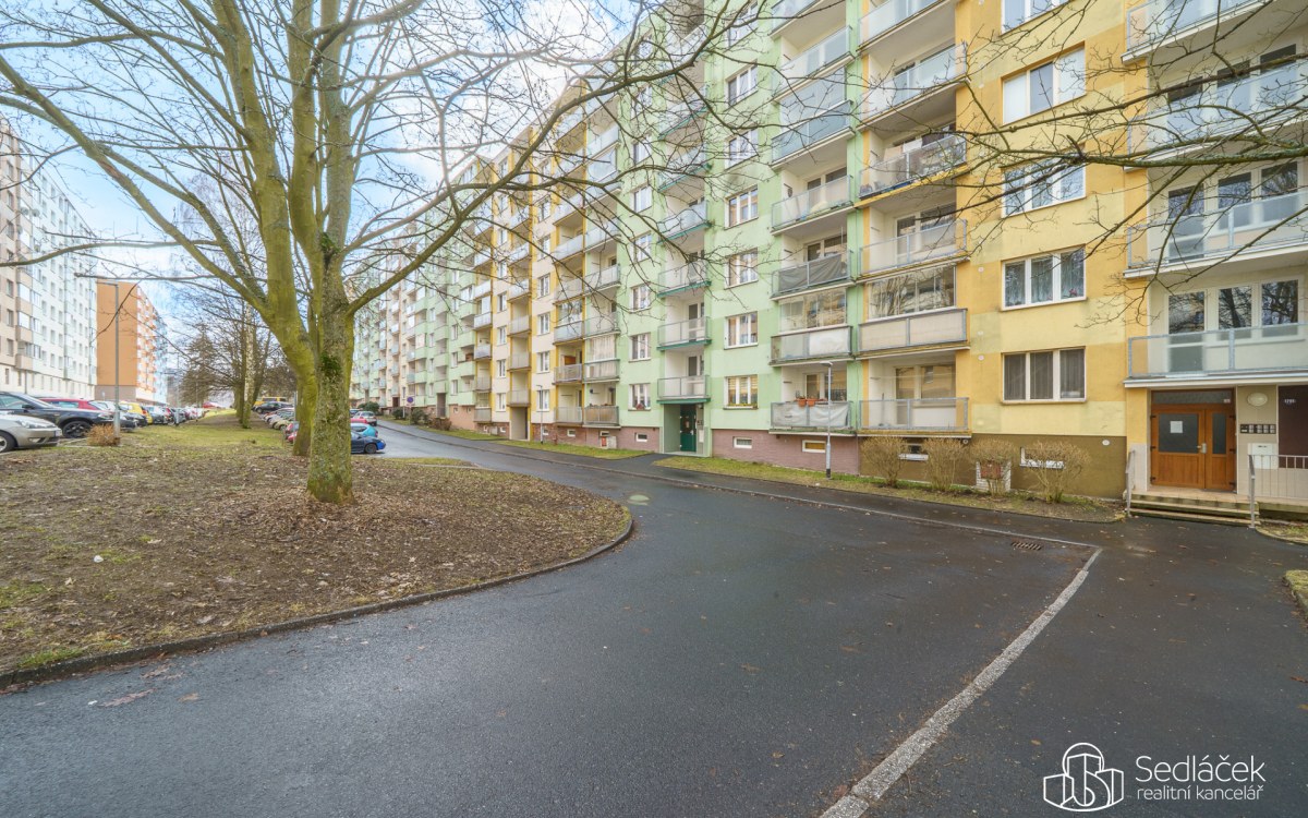 Prodej bytu 1+1 se zaskleným balkonem, 41 m² – Sokolov, ul. Švabinského – fotografie 1