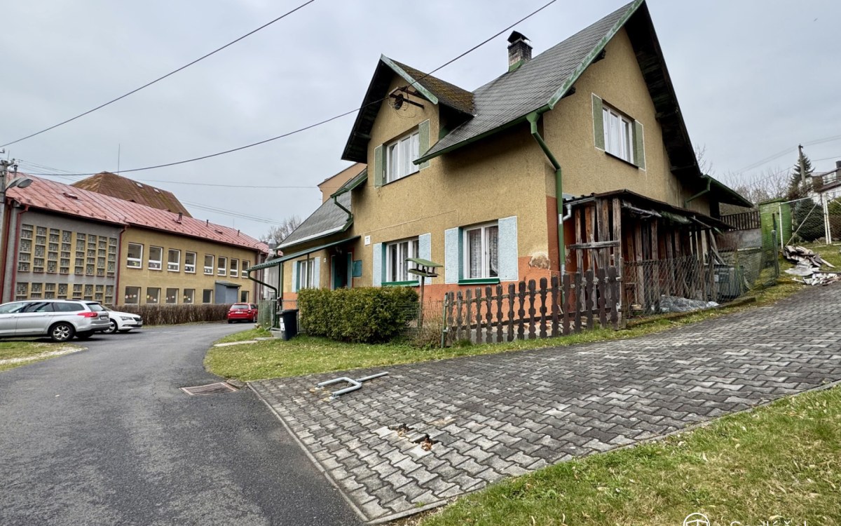 Rodinný dům k rekonstrukci se slunnou zahradou v Oloví – fotografie 1
