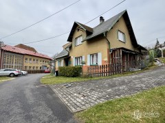 Rodinný dům k rekonstrukci se slunnou zahradou v Oloví – fotografie 1