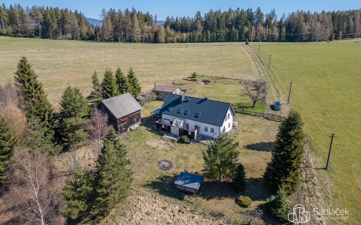 Dům na polosamotě u lesa – ideální pro rekreaci i investici – fotografie 1