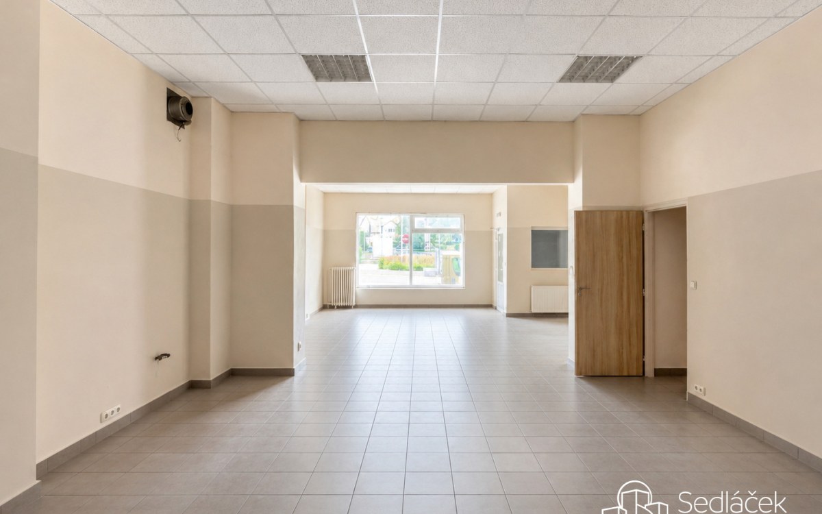 Pronájem obchodního prostoru 85 m² s výlohou, Nádražní, Sokolov – fotografie 1