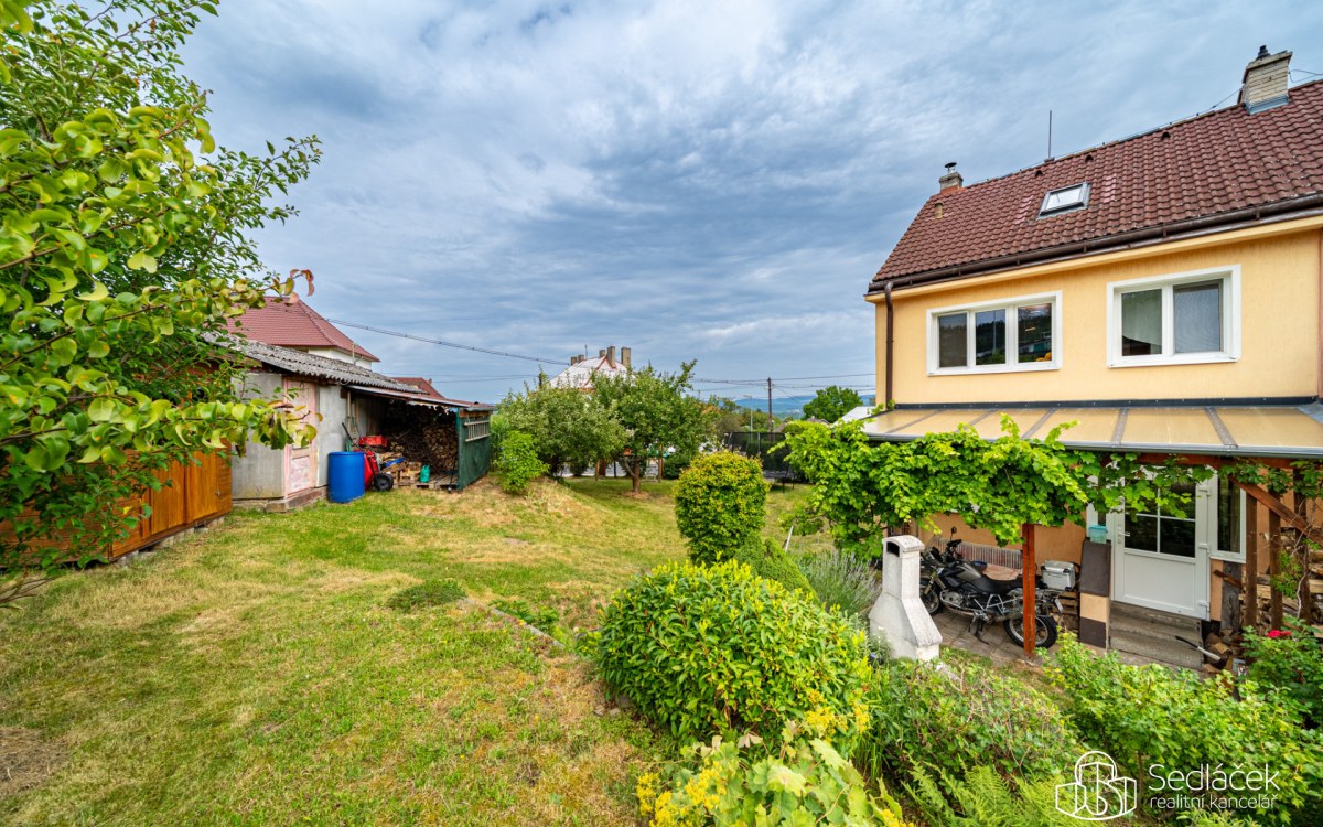 Krajní řadový rodinný dům se zahradou, garáží  – Březová u Sokolova – fotografie 1