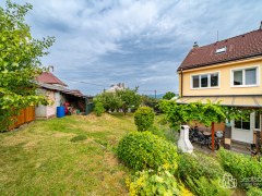 Krajní řadový rodinný dům se zahradou, garáží  – Březová u Sokolova – fotografie 1