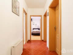 Rodinný dům 3+kk v Chranišově s  pergolou a krytým stáním na auta. – fotografie 23