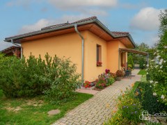 Rodinný dům 3+kk v Chranišově s  pergolou a krytým stáním na auta. – fotografie 1